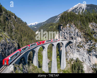 Le Bernina Express viaduc de Landwasser. Alpes Suisses, UNESCO World Heritage Banque D'Images