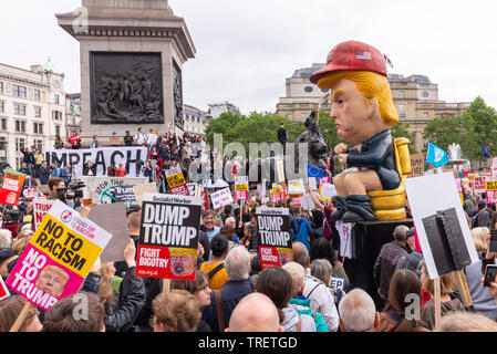 Les manifestants se sont rassemblés à Trafalgar Square, Londres, UK avec l'intention de protester contre et en perturbant l'atout de Donald de sa visite d'État du Royaume-Uni. Une effigie de Donald Trump tweeting assis sur une toilette a joué un rôle de premier plan Banque D'Images