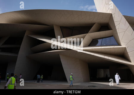 Conçu par Jean Nouvel, lauréat du prix Pritzker, l'architecte français, le Musée national du Qatar est situé sur le front de mer de Doha corniche. Le musée est le premier bâtiment notable visiteurs voir comme ils font leur chemin à partir de l'aéroport et le centre-ville. Le musée est une toit incurvé, qui ressemble à un puzzle géant, est composé de 76 000 à 3 600 panneaux de différentes formes et tailles. Le musée a pour objectif de raconter l'histoire de l'histoire du Qatar, célèbre son passé et Bédouins présent riches en énergie. Banque D'Images