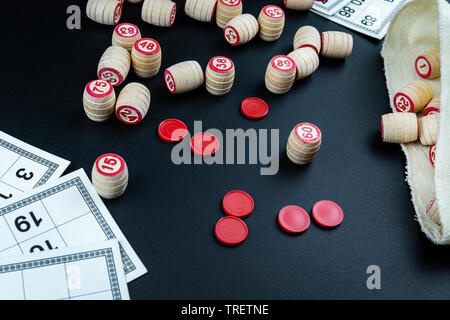 Table ancienne avec loto des éléments en bois. Bingo Cartes Banque D'Images