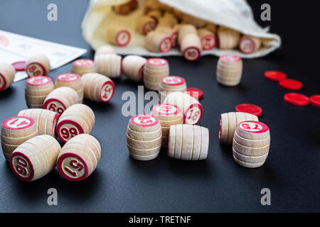 Table ancienne avec loto des éléments en bois. Bingo Cartes Banque D'Images