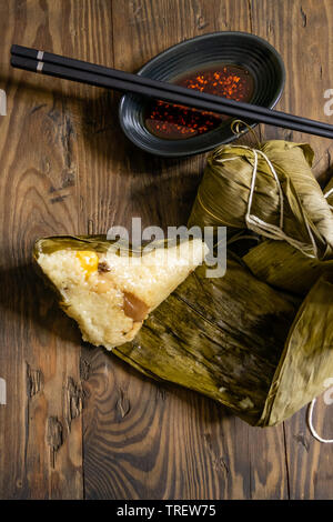 Zongzi, une cuisine traditionnelle pour le festival du bateau dragon et la sauce chili sur bois en difficulté Banque D'Images