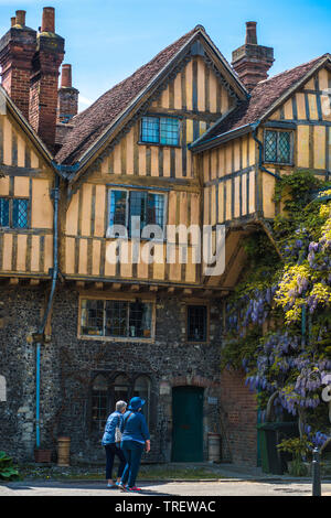 Cadre en bois de style Tudor bâtiment à côté de l'église cathédrale, porte close, Winchester, Hampshire, Angleterre, Royaume-Uni Banque D'Images