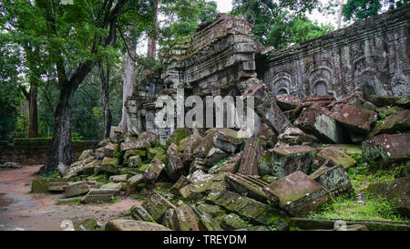 Patrimoine architectural de ruiné Ta Prohm temple ancien complexe avec pierres éparpillées et vieux rock. (Angkor Wat, l'UNESCO, Siem Reap, Cambodge) Banque D'Images