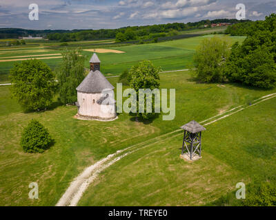 Saint Nicolas et Vierge Marie rotonde, Selo, la Slovénie. Vue aérienne de la plus ancienne rotonde en Slovénie - construit au 13ème siècle. Près de l'église principale bâtiment t Banque D'Images