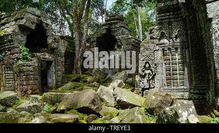 Patrimoine architectural de ruiné Ta Prohm temple ancien complexe avec pierres éparpillées et vieux rock. (Angkor Wat, l'UNESCO, Siem Reap, Cambodge) Banque D'Images