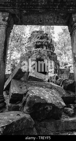 Patrimoine architectural de ruiné Ta Prohm temple ancien complexe avec pierres éparpillées et vieux rock. (Angkor Wat, l'UNESCO, Siem Reap, Cambodge) Banque D'Images