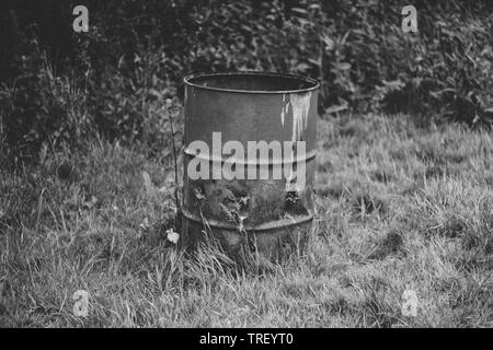 Le noir et blanc vieux baril Banque D'Images