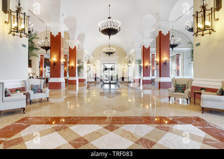 Un superbe hall à l'intérieur du Valentin Imperial Maya all inclusive resort avec décorations organisée, coin, et des lustres. Banque D'Images