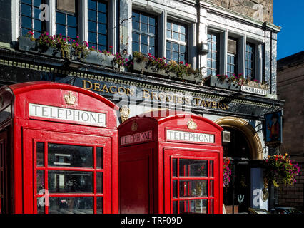 Deacon Brodies Tavern et boîtes de téléphone Banque D'Images
