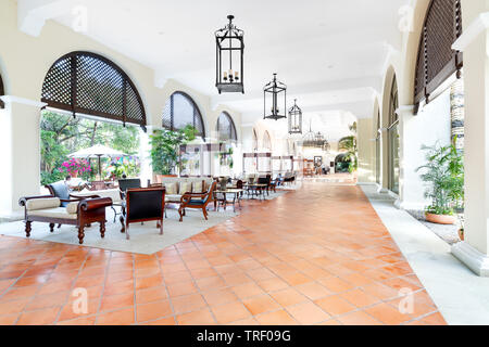 La belle à l'extérieur hall du Valentin Imperial Maya Resort qui dispose de nombreux sièges pour se détendre et un bar à la fin d'apprécier. Banque D'Images