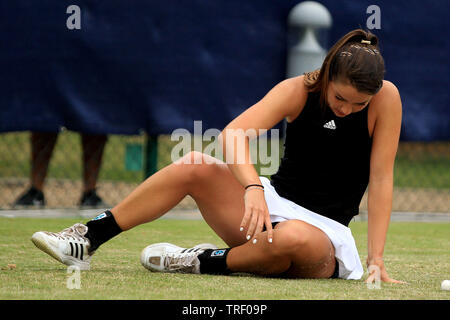 Surbiton, Royaume-Uni. 04 Juin, 2019. Jodie Anna Burrage de Grande-bretagne est abattu alors qu'elle s'affaisse au sol après son match contre Vera Lapko du Bélarus dans le simple féminin. Tennis 2019 Trophée Surbiton, deuxième journée à l'Surbiton Racket & Fitness Club à Surrey, le mardi 4 juin 2019. Ce droit ne peut être utilisé qu'à des fins rédactionnelles. Utilisez uniquement rédactionnel, pic par Steffan Bowen/Andrew Orchard la photographie de sport/Alamy live news Crédit : Andrew Orchard la photographie de sport/Alamy Live News Banque D'Images