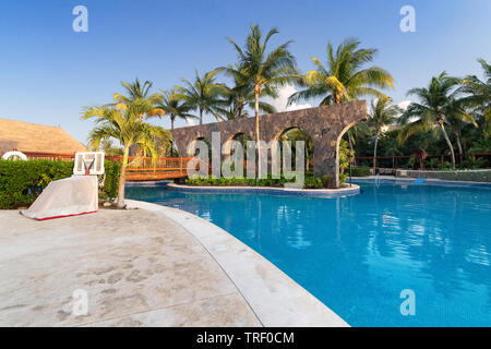 La piscine à l'Valentin Imperial Maya dispose d'une cascade, d'un filet de volley-ball, natation et deux barres. Banque D'Images