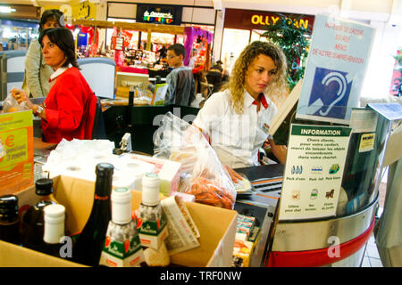 Hypermarché Auchan, employé handicapé, Ecully, France Banque D'Images