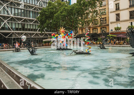 Fontaine Stravinsky colorés en face du centre Georges Pompidou par jour nuageux à Paris. L'un des plus impressionnants du monde centre culturel en France. Banque D'Images