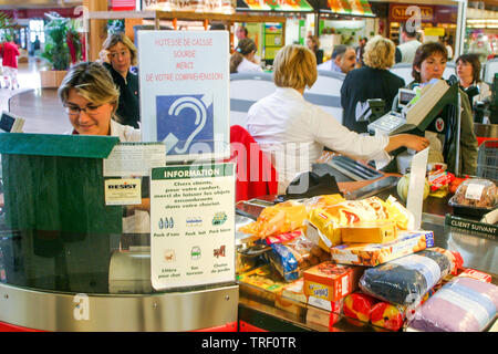 Hypermarché Auchan, employé handicapé, Ecully, France Banque D'Images