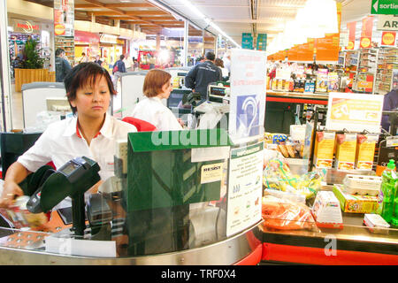 Hypermarché Auchan, employé handicapé, Ecully, France Banque D'Images