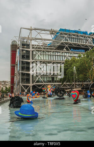 Fontaine Stravinsky colorés en face du centre Georges Pompidou par jour nuageux à Paris. L'un des plus impressionnants du monde centre culturel en France. Banque D'Images