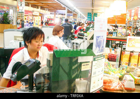 Hypermarché Auchan, employé handicapé, Ecully, France Banque D'Images