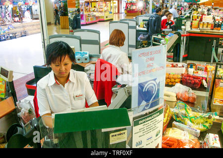 Hypermarché Auchan, employé handicapé, Ecully, France Banque D'Images