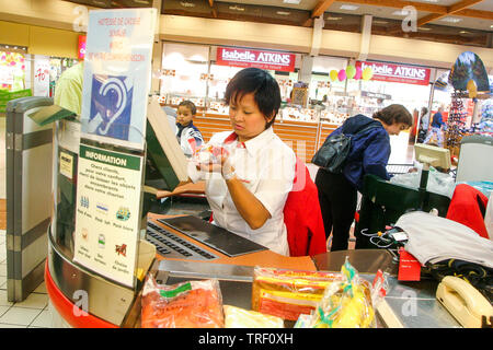 Hypermarché Auchan, employé handicapé, Ecully, France Banque D'Images