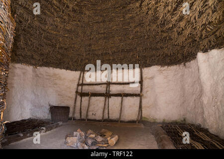 Intérieur avec toit de chaume, à l'intérieur d'un plafond de l'âge de pierre néolithique recréé hut / stoneage huttes. Centre d'exposition ; Stonehenge / Stone Henge. Royaume-uni (109) Banque D'Images