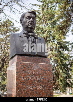 CHISINAU, MOLDOVA-MARS 21, 2019 : Mihail Sadoveanu buste dans l'Allée des classiques Banque D'Images