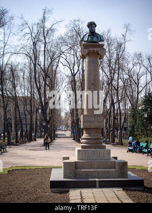 CHISINAU, MOLDOVA-MARS 21, 2019 : Alexandre Pouchkine buste par Alexander Opekushinin dans l'Allée des classiques Banque D'Images