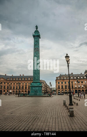 La Place Vendôme avec sa colonne centrale et les hôtels autour, à Paris. L'un des plus impressionnants du monde centre culturel en France. Banque D'Images