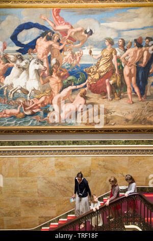 Mère de famille et enfants / enfants marcher sur l'escalier principal principe ci-dessous la fresque Neptune démissionnant à Britannia l'Empire de la mer par William Dyce sur mur d'escalier de Osbourne House, Banque D'Images