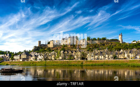 La rivière Vienne et la forteresse royale de Chinon, Indre et Loire, Centre Val de Loire, France, Europe Banque D'Images