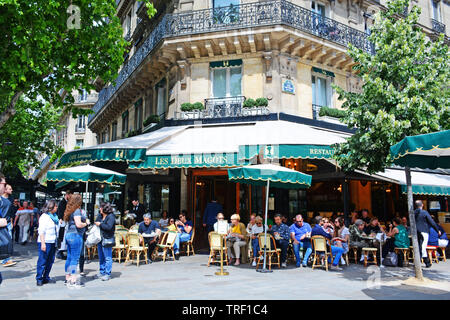 Les deux Magots, célèbre café du quartier de Saint-Germain-des-Prés à Paris, rendez-vous de l'élite littéraire et intellectuelle de la ville quartier Latin Banque D'Images