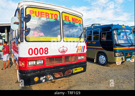 Puerto Princesa City, Palawan, Philippines - mars 8, 2011 : Vue de face de deux vieux bus attendent des passagers au terminal de bus Banque D'Images