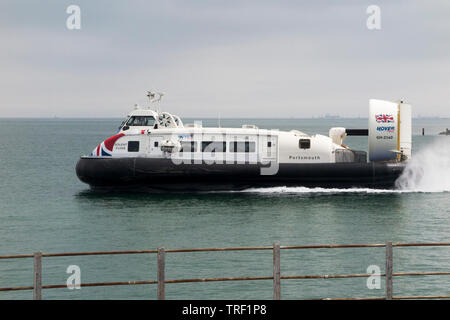 Aéroglisseur / hover craft Le Solent Flyer' vu à Ryde sur l'île de Wight / IofW / OIEAU. Service fonctionne entre Ryde Southsea à Portsmouth & UK (99) Banque D'Images