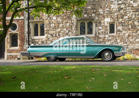 Ford 1960 coupé de luxe américaine classique Starliner location Banque D'Images