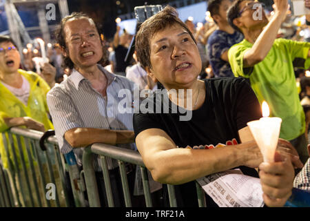Hong Kong. 04 Juin, 2019. Une veillée aux chandelles se tiendra à Hong Kong's Victoria Park pour marquer le 30e anniversaire de la Place Tienanmen à Beijing en Chine en 1989. Comme le seul emplacement sur soli chinois qu'un tel rallye est admis, la foule débordent de gens craignent la détérioration jamais les droits de l'homme en Chine. Alamy Live News Crédit : Jayne Russell/Alamy Live News Banque D'Images