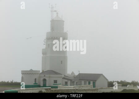 Saint Catherine's phare sur l'île de Wight, sur un magma flou / misty journée d'été, avec des nuages bas. UK. (99) Banque D'Images