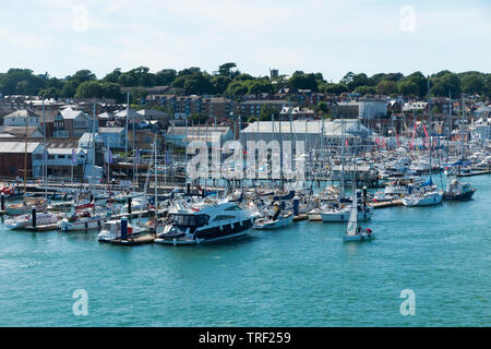 Vue sur les yachts et bateaux dans une marina west Cowes sur l'île de Wight, vu d'un ferry en partance. L'eau est la rivière Medina, qui s'écoule dans le Solent / la mer. UK. (99) Banque D'Images