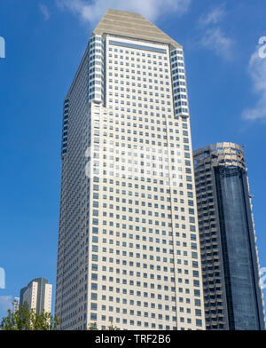 Skyscraper Millenia Tower conçu par Eamonn Kevin Roche architecte au centre de Marina de Singapour. Banque D'Images