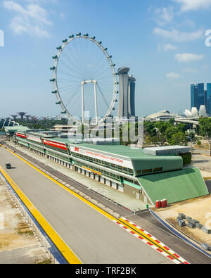 Marina Bay Sands, grande roue Singapore Flyer et GP Grand Prix racing pit stop accessible à Marina Bay à Singapour. Banque D'Images
