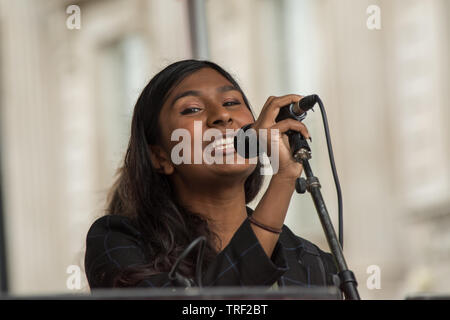 4 juin ,2019.. London,UK. Ash Sarkar, journaliste et militant politique s'adresse à la foule sur Whitehall. Des dizaines de milliers signe de protestation dans le centre de Londres, dans une manifestation nationale contre le Président Donald Trumps visite d'État du Royaume-Uni. Les manifestants se sont rassemblés à Trafalgar Square avant de marcher jusqu'à Whitehall, Downing Street, où se réunissait l'Atout Premier ministre britannique Theresa May. David Rowe/Alamy Live News. Banque D'Images