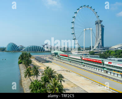 La grande roue Singapore Flyer et GP Grand Prix racing pit stop accessible à Marina Bay à Singapour. Banque D'Images