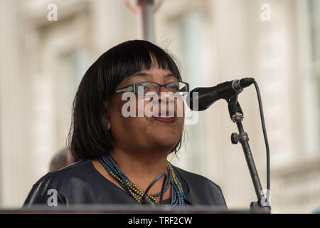 4 juin ,2019.. London,UK. Diane Abbott, député travailliste et ministre de l'intérieur de l'ombre s'adresse à la foule sur Whitehall. Des dizaines de milliers signe de protestation dans le centre de Londres, dans une manifestation nationale contre le Président Donald Trumps visite d'État du Royaume-Uni. Les manifestants se sont rassemblés à Trafalgar Square avant de marcher jusqu'à Whitehall, Downing Street, où se réunissait l'Atout Premier ministre britannique Theresa May. David Rowe/Alamy Live News. Banque D'Images