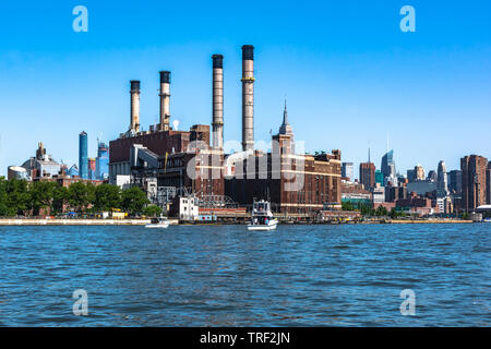 Manhattan, New York City, USA - 30 juin 2018 : Gratte-ciel de Manhattan vue depuis l'East River Banque D'Images