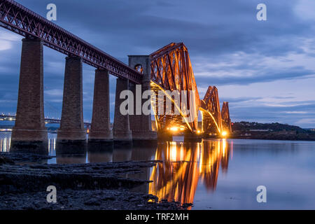 Forth Rail Bridge at Dusk Banque D'Images