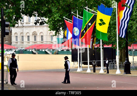 Londres, Angleterre, Royaume-Uni. Agents de la Police métropolitaine de service autour de Horse Guards durant la visite d'Etat de Donald Trump, 3 juin 2019 Banque D'Images