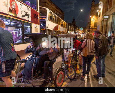 Les passagers de pousse-pousse pendant le festival d'Edimbourg Banque D'Images