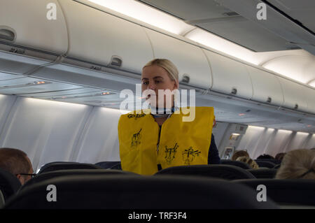 Palma, Espagne - Avril 05, 2019 : hôtesses de l'air dans la cabine de l'avion de passagers Boeing 737-800 indique à passagers sur les mesures de sécurité en cas Banque D'Images