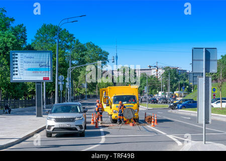 Moscou, Russie - 18 mai 2019 : Travail sur le nettoyage des égouts. Banque D'Images