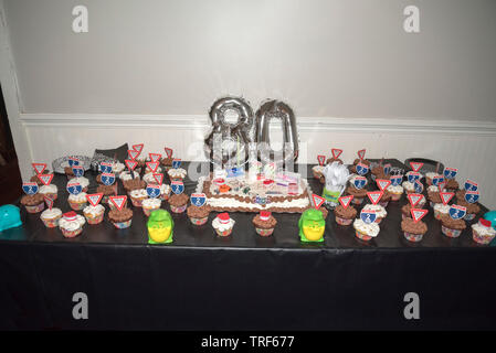 80e anniversaire gâteaux et cupcakes décorés pour un mécanicien automobile bien-aimé. Banque D'Images